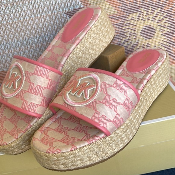 MICHAEL KORS SADLER WEDGE
MK OUTLINE JQD/EMB MK
TEA ROSE
49S3SDFA1Y - Picture 11 of 16